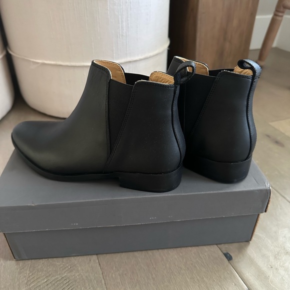 Eva Everyday Chelsea Boot - Picture 2 of 3